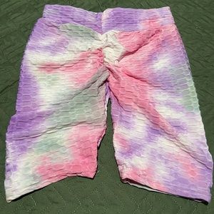 Small tie dye scrunch yoga shorts